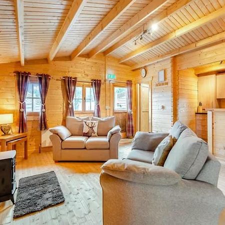 Lochinvar - Clydesdale Log Cabin With Hot Tub Airdrie Zewnętrze zdjęcie