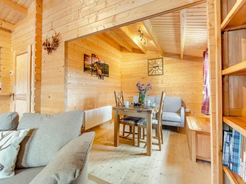 Lochinvar - Clydesdale Log Cabin With Hot Tub Airdrie Zewnętrze zdjęcie
